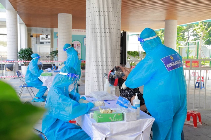 MEDLATEC khám, tư vấn và phát thuốc miễn phí hậu COVID-19 cho người dân Thủ đô - 4