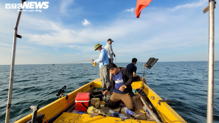 Ảnh: Nghề câu mực của ngư dân Hà Tĩnh ‘sống khỏe’ giữa lúc xăng dầu tăng kỷ lục - 1