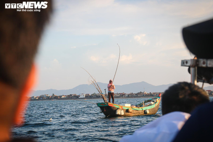 Ảnh: Nghề câu mực của ngư dân Hà Tĩnh ‘sống khỏe’ giữa lúc xăng dầu tăng kỷ lục - 5