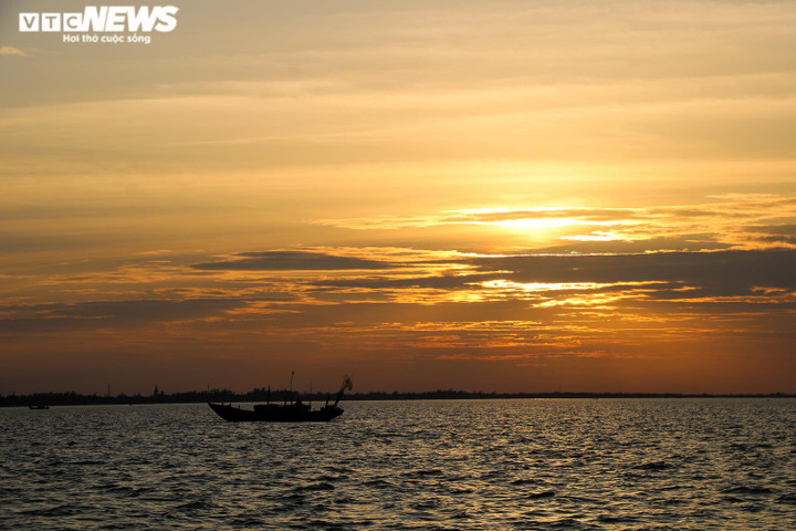 Ảnh: Nghề câu mực của ngư dân Hà Tĩnh ‘sống khỏe’ giữa lúc xăng dầu tăng kỷ lục - 12