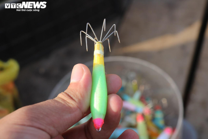 Ảnh: Nghề câu mực của ngư dân Hà Tĩnh ‘sống khỏe’ giữa lúc xăng dầu tăng kỷ lục - 9