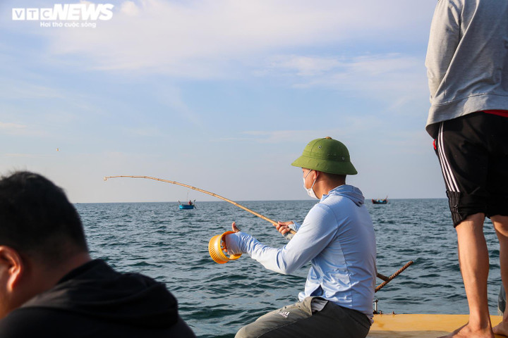 Ảnh: Nghề câu mực của ngư dân Hà Tĩnh ‘sống khỏe’ giữa lúc xăng dầu tăng kỷ lục - 7