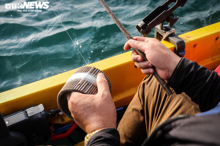 Ảnh: Nghề câu mực của ngư dân Hà Tĩnh ‘sống khỏe’ giữa lúc xăng dầu tăng kỷ lục - 8
