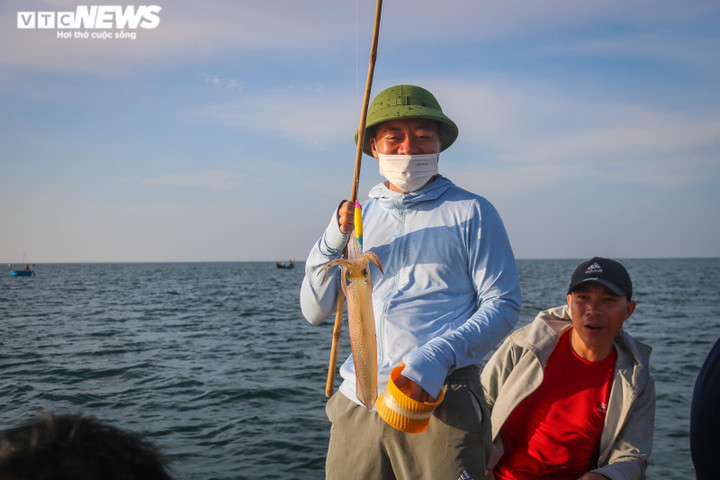 Ảnh: Nghề câu mực của ngư dân Hà Tĩnh ‘sống khỏe’ giữa lúc xăng dầu tăng kỷ lục - 3