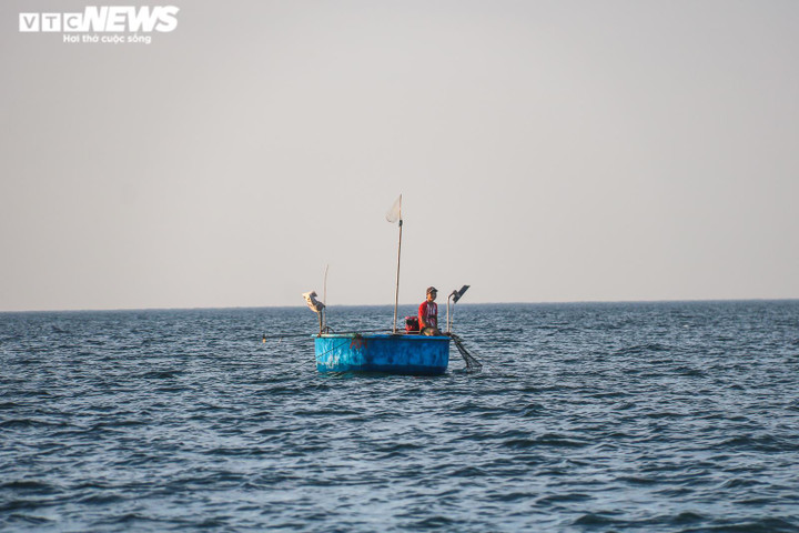 Ảnh: Nghề câu mực của ngư dân Hà Tĩnh ‘sống khỏe’ giữa lúc xăng dầu tăng kỷ lục - 6
