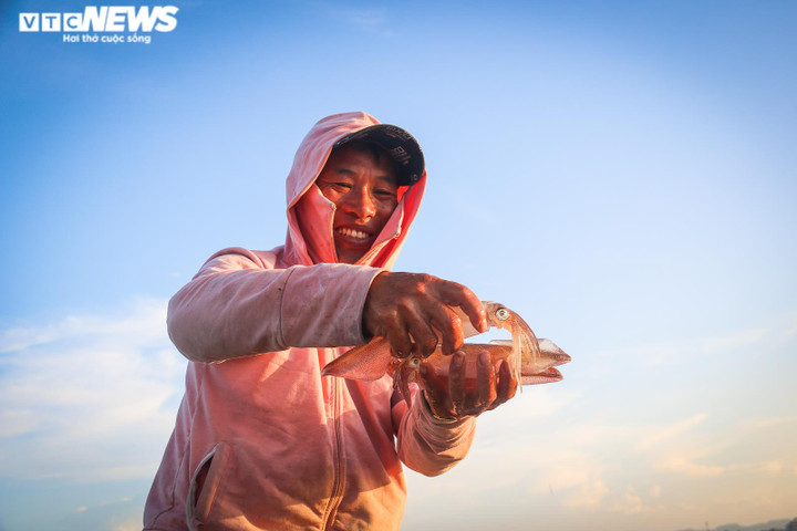 Ảnh: Nghề câu mực của ngư dân Hà Tĩnh ‘sống khỏe’ giữa lúc xăng dầu tăng kỷ lục - 4