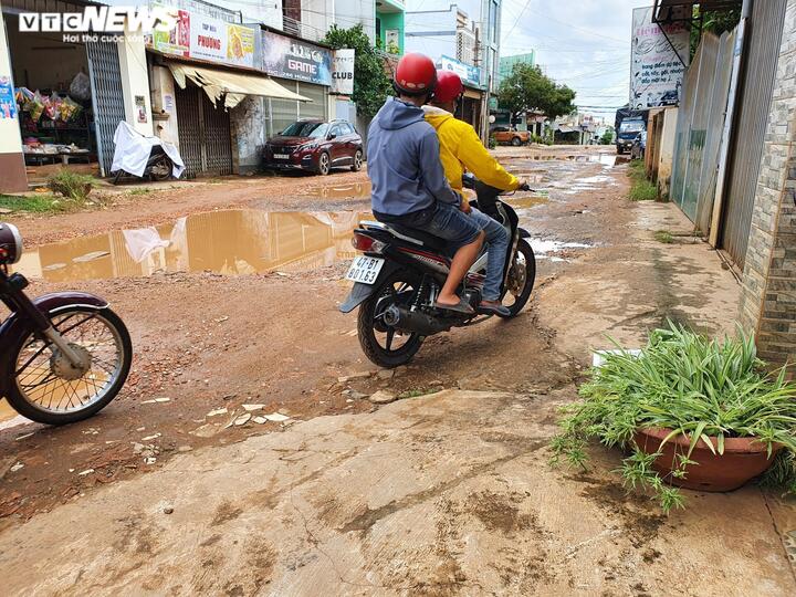 Đắk Lắk: Dân khốn khổ vì đường trăm tỷ chậm tiến độ - 4