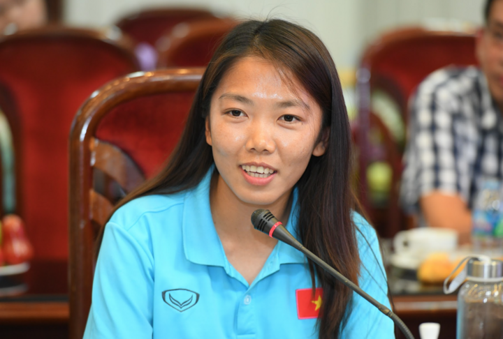 Tiền đạo Huỳnh Như khổ tâm vì bị giục lấy chồng - 1