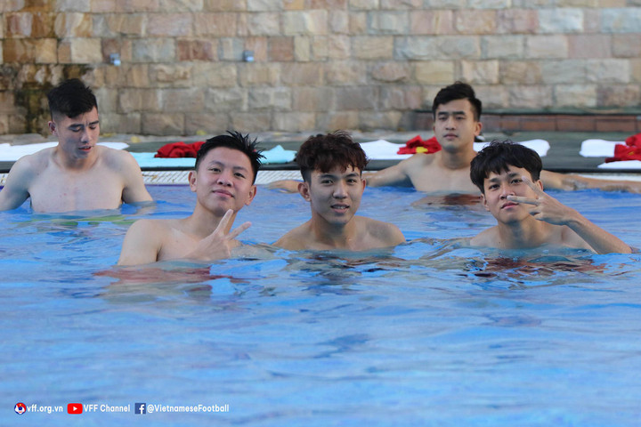 Ngắm dàn 'nam thần' U23 Việt Nam khoe thân hình 6 múi - 2