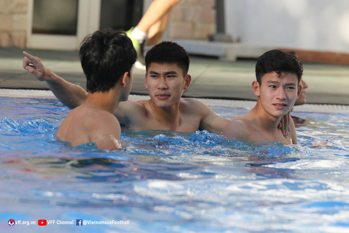 Ngắm dàn 'nam thần' U23 Việt Nam khoe thân hình 6 múi - 4