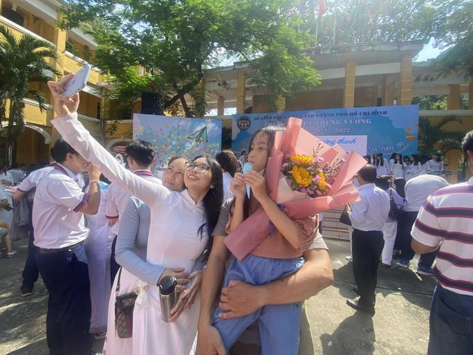 Tấm thiệp đặc biệt và lời nhắn xúc động của cô hiệu trưởng - 1