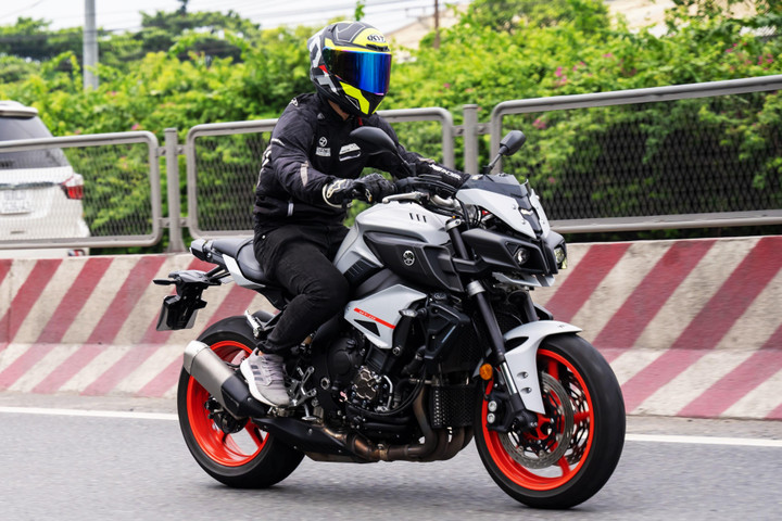 Trải nghiệm Yamaha MT-10 ảnh 10 Trải nghiệm Yamaha MT-10 - nakedbike lạ mắt không cho số đông - 7