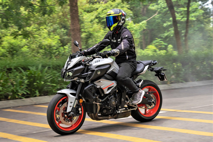 Trải nghiệm Yamaha MT-10 ảnh 9 Trải nghiệm Yamaha MT-10 - nakedbike lạ mắt không cho số đông - 6