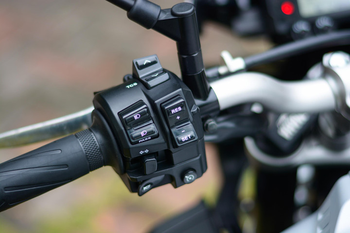 Trải nghiệm Yamaha MT-10 - nakedbike lạ mắt không cho số đông - 3