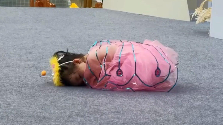 Đang múa, bé gái nằm ngủ luôn trên sân khấu với điệu bộ đáng yêu hết nấc - 2