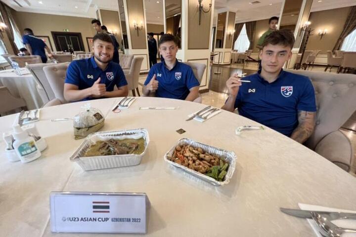Tỷ phú Madam Pang than thở chuyện đặt đồ ăn cho ĐT Thái Lan - 1