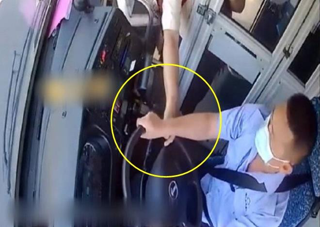 Bà lão làm càn trên xe buýt gây nguy hiểm, dân mạng nổi giận - 1