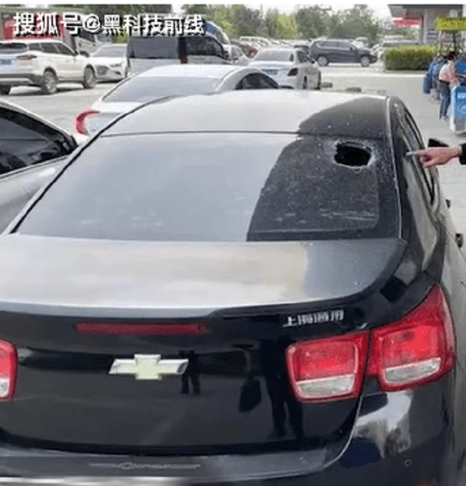 Cặp đôi cãi nhau ném đồ tán loạn từ tầng cao, làm hỏng 5 ô tô - 1