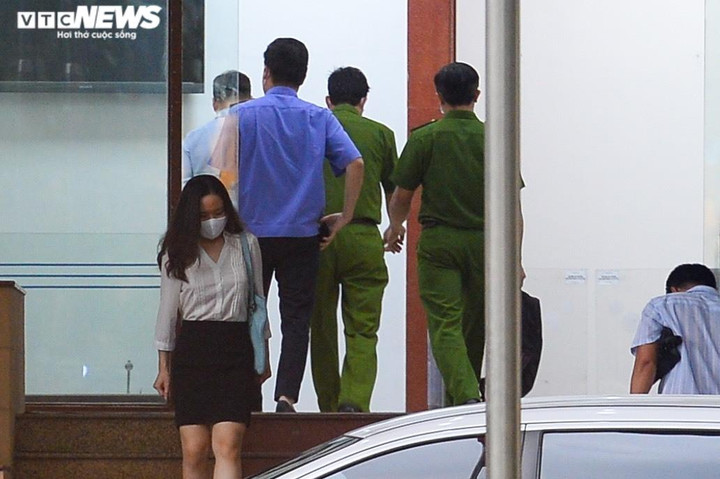 Công an có mặt tại nơi làm việc của cựu Bộ trưởng Y tế Nguyễn Thanh Long - 2