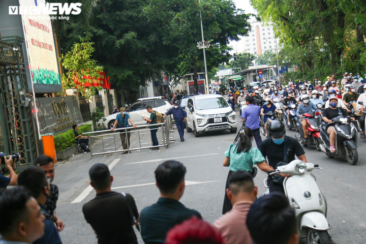 Công an có mặt tại nơi làm việc của cựu Bộ trưởng Y tế Nguyễn Thanh Long - 3