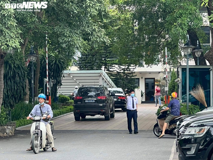 Công an có mặt tại nơi làm việc của cựu Bộ trưởng Y tế Nguyễn Thanh Long - 9