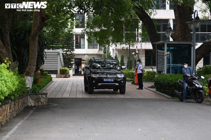 Công an có mặt tại nơi làm việc của cựu Bộ trưởng Y tế Nguyễn Thanh Long - 10