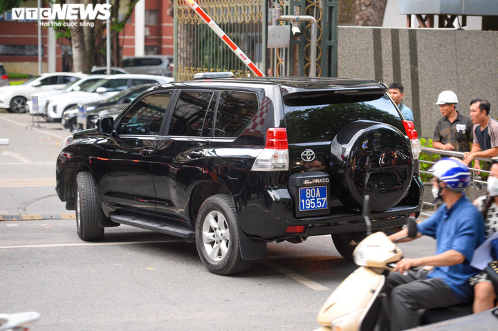 Công an có mặt tại nơi làm việc của cựu Bộ trưởng Y tế Nguyễn Thanh Long - 7