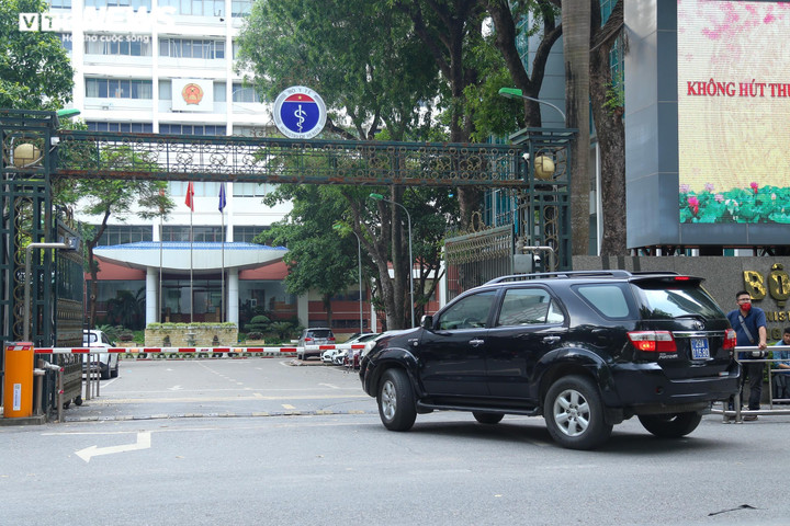 Công an có mặt tại nơi làm việc của cựu Bộ trưởng Y tế Nguyễn Thanh Long - 6