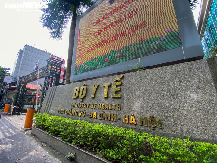 Công an có mặt tại nơi làm việc của cựu Bộ trưởng Y tế Nguyễn Thanh Long - 4