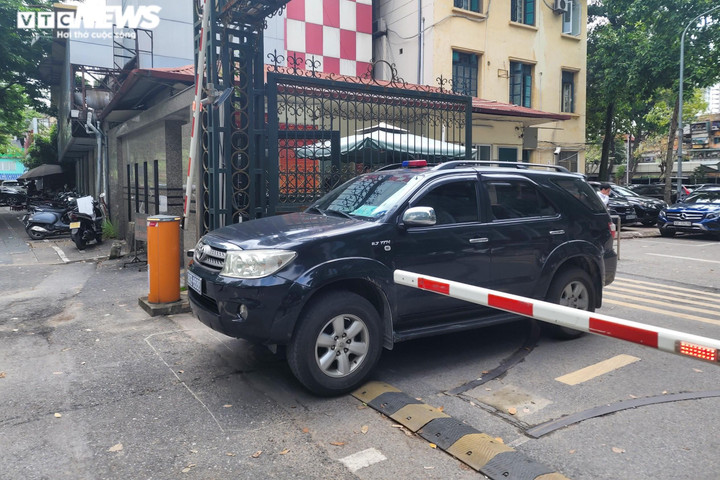 Công an có mặt tại nơi làm việc của cựu Bộ trưởng Y tế Nguyễn Thanh Long - 8