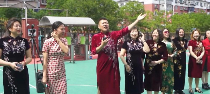 Nam giáo viên mặc sườn xám cổ vũ học sinh thi đại học - 2