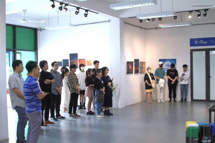 Lạc bước vào dải ngân hà cùng Triển lãm ứng dụng chất liệu tranh sơn phun - 1