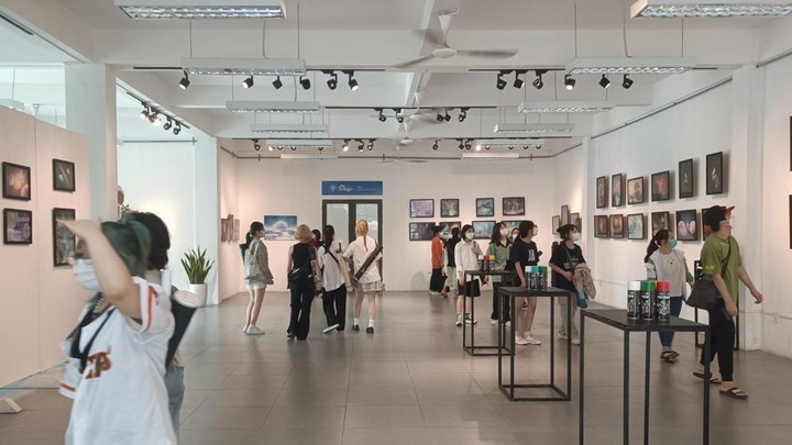 Lạc bước vào dải ngân hà cùng Triển lãm ứng dụng chất liệu tranh sơn phun - 2