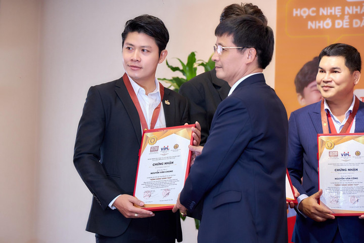 Nhạc sĩ Nguyễn Văn Chung nhận giải thưởng 'Sống bằng sáng tạo' - 2