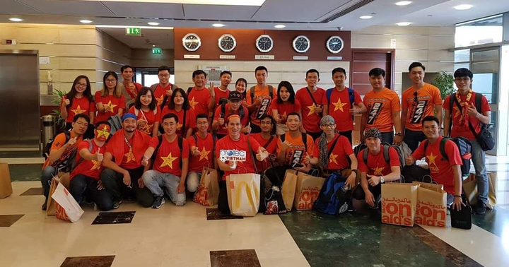 Wake-up 247 đưa 247 cổ động viên sang UAE chỉ sau 48 giờ - 2