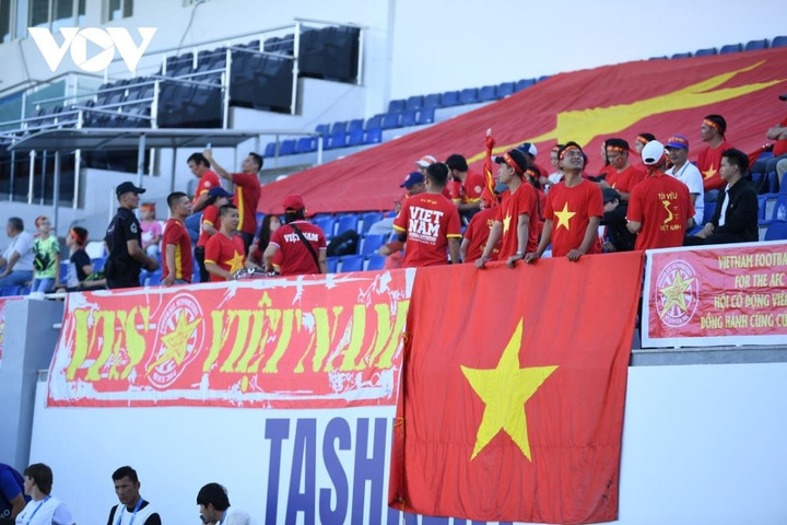 CĐV lặn lội đến Uzbekistan ủng hộ U23 Việt Nam, sao nỡ chê bai vì một lời cổ vũ? - 2