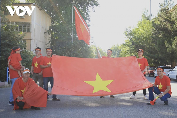 CĐV lặn lội đến Uzbekistan ủng hộ U23 Việt Nam, sao nỡ chê bai vì một lời cổ vũ? - 1