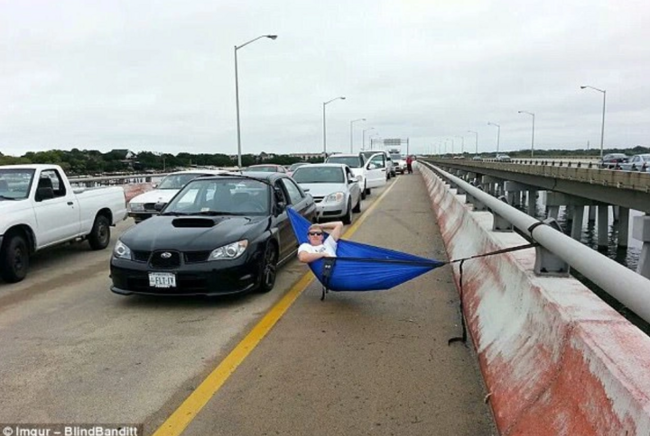 Kẹt xe bỗng trở nên cực thư giãn bởi những 'sáng kiến' khó mà nghĩ ra được - 1