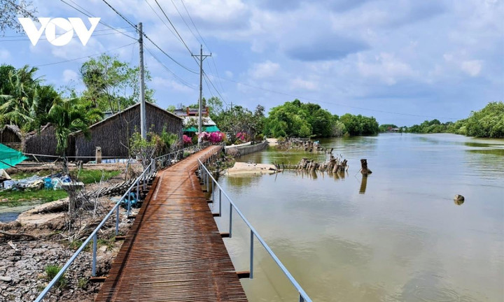 Nhiều đoạn bờ sông ở Cà Mau tiếp tục sạt lở, 'nuốt' thêm cả chục căn nhà - 2