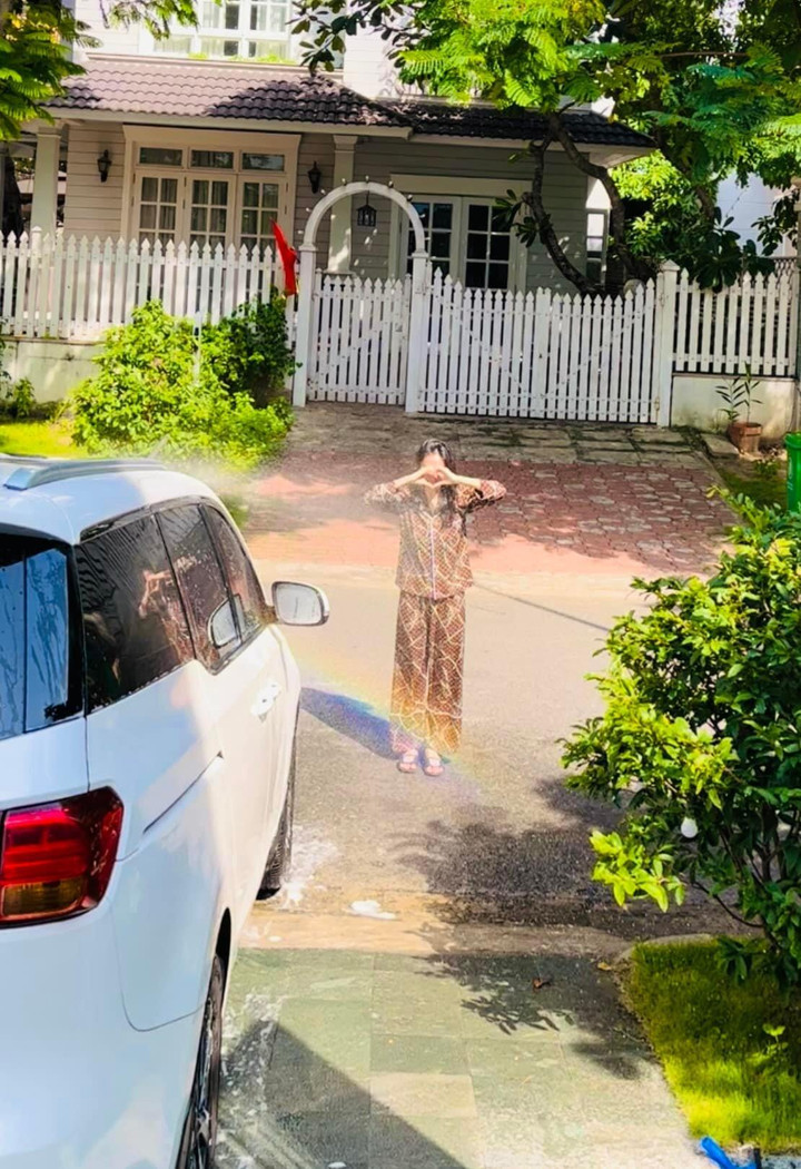 Thủy Tiên, Công Vinh 'nghịch' với cầu vồng ngay trong sân nhà - 2