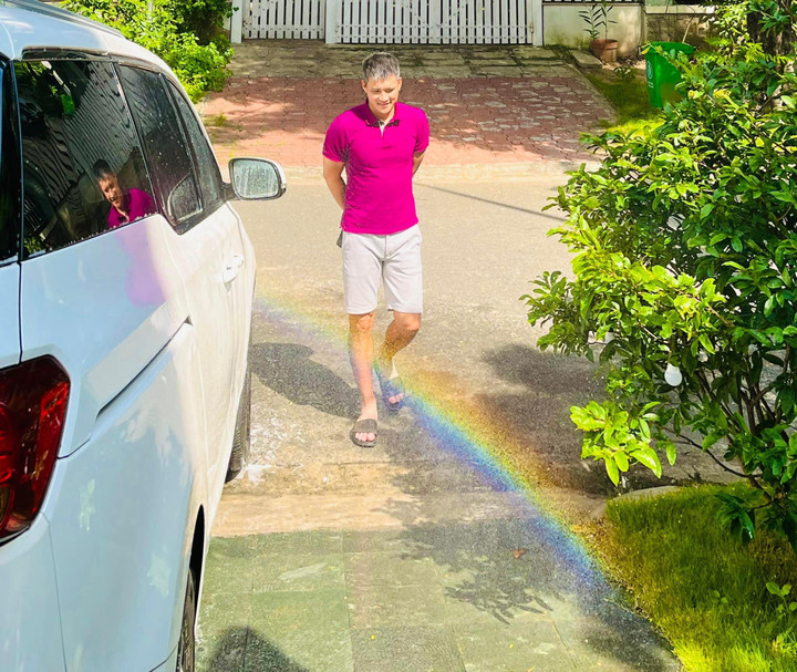 Thủy Tiên, Công Vinh 'nghịch' với cầu vồng ngay trong sân nhà - 3