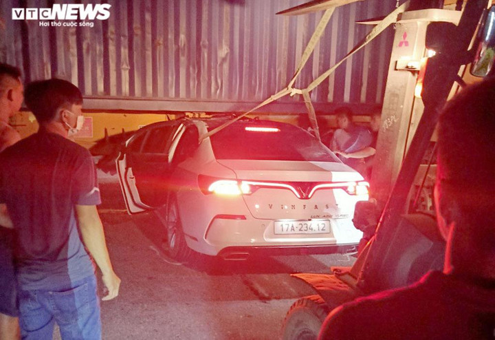 Ô tô con va chạm xe đầu kéo ở Thái Bình, 4 người thương vong - 1