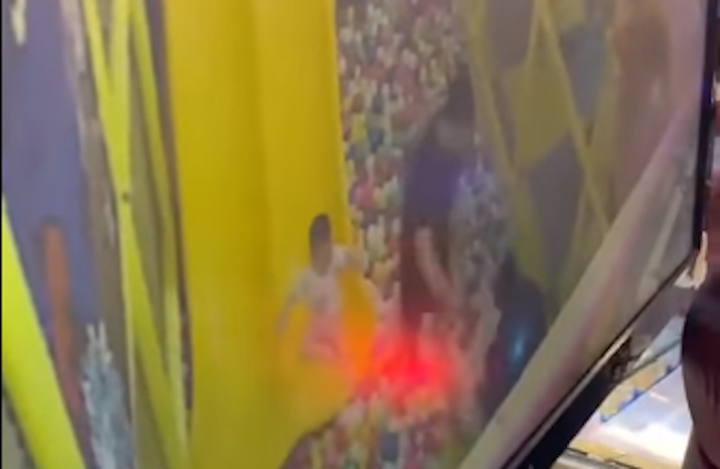 Hà Nội: Xác minh thông tin bé gái 5 tuổi bị người đàn ông đánh ở khu vui chơi - 1