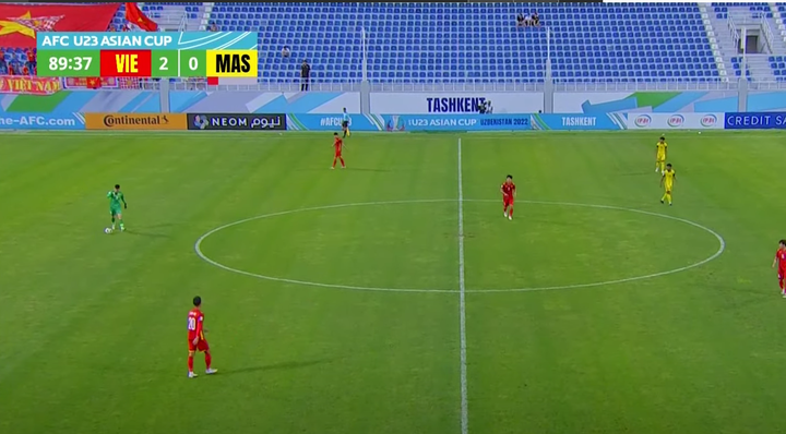 Thủ môn Quan Văn Chuẩn lên giữa sân, chuyền bóng nhiều hơn cả đội U23 Malaysia - 1