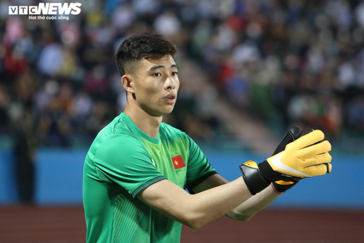 Thủ môn Quan Văn Chuẩn lên giữa sân, chuyền bóng nhiều hơn cả đội U23 Malaysia - 2