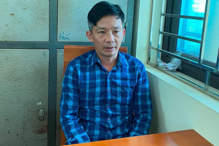 Khởi tố kẻ dùng dao đe dọa, bắt 2 cán bộ ở Yên Bái quỳ trước nhà dân - 1