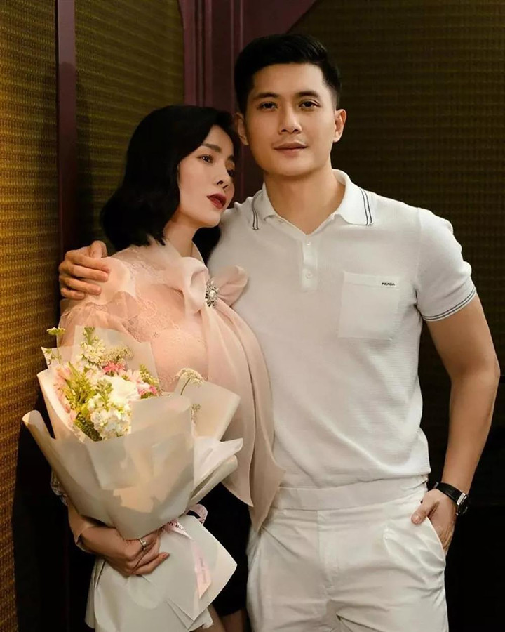 Ngọt ngào khoảnh khắc những quý ông Vbiz say mê ngắm nhìn nửa kia trên sân khấu - 1