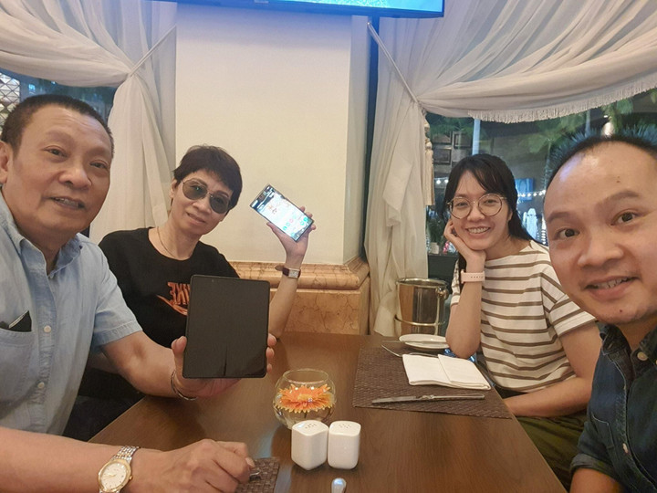 Sao Việt 11/6: MC Lại Văn Sâm đón sinh nhật tuổi 65 bên vợ và con cháu - 1