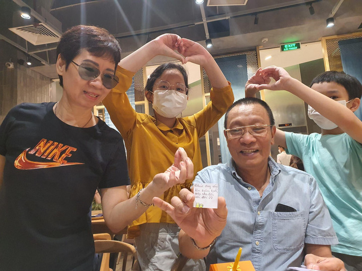 Sao Việt 11/6: MC Lại Văn Sâm đón sinh nhật tuổi 65 bên vợ và con cháu - 2