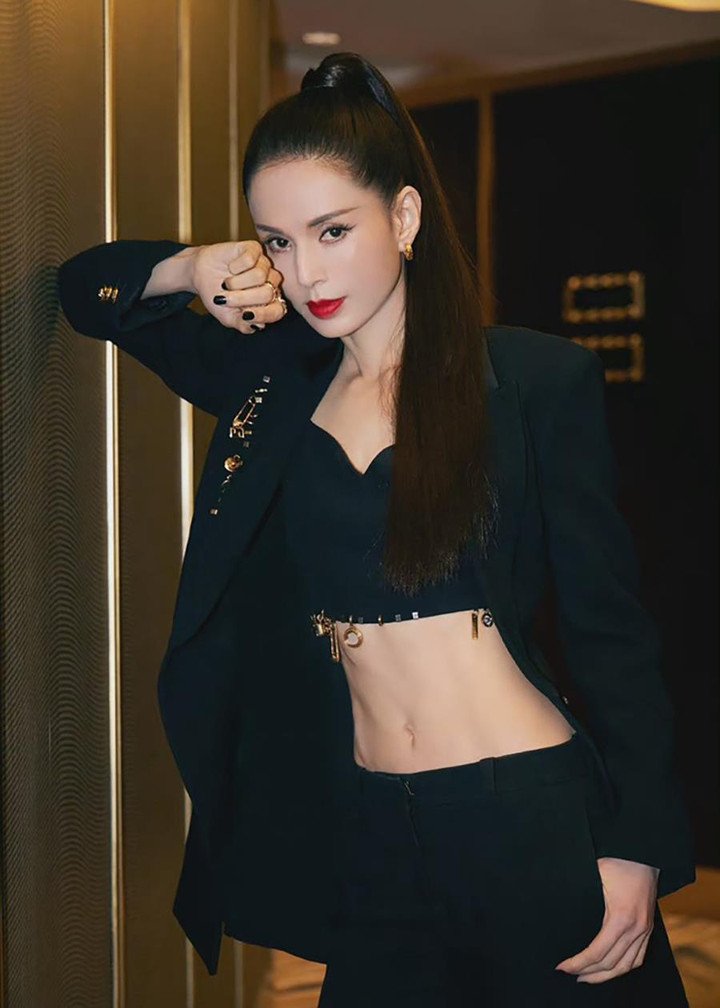 Loạt mỹ nhân Hoa ngữ tuổi U50, U60 vẫn nóng bỏng, thân hình đẹp từng cm - 9